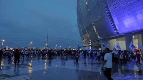 Warga mulai memadati Jakarta International Stadium, Jakarta Utara, Sabtu (10/2). Foto: Jonathan Devin/kumparan