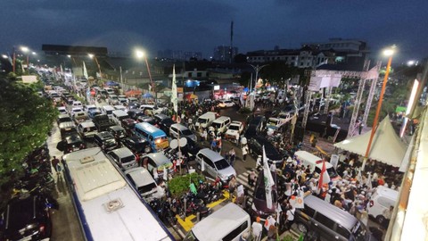 Warga mulai memadati Jakarta International Stadium, Jakarta Utara, Sabtu (10/2). Foto: Jonathan Devin/kumparan