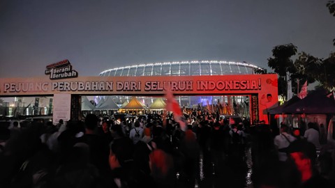 Warga mulai memadati Jakarta International Stadium, Jakarta Utara, Sabtu (10/2). Foto: Jonathan Devin/kumparan