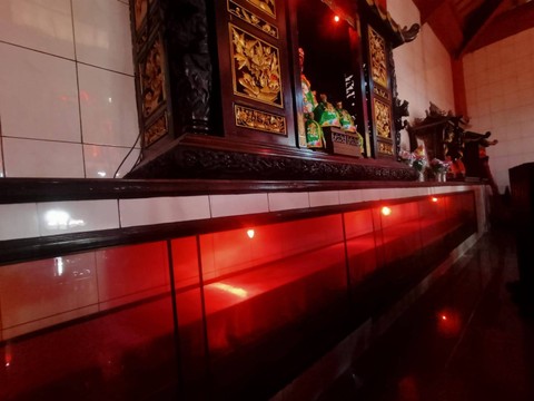 Kotak kaca tempat disimpannya kayu dari kapal Laksamana Cheng Ho.