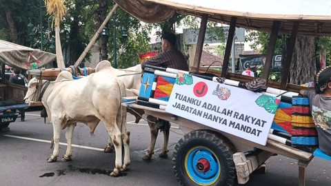 Suasana persiapan jelang kirab 21 sapi di Jalan Ngarsopuro, Solo, Jawa Tengah, Sabtu (10/2/2024). Foto: Fadlan Nuril Fahmi/kumparan
