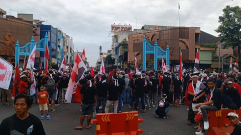 Kumpulan massa relawan Ganjar-Mahfud mulai berkumpul di Jalan Ngarsopuro, Solo, Jawa Tengah, Sabtu (10/2/2024). Foto: Fadlan Nuril Fahmi/kumparan