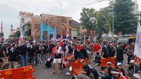 Kumpulan massa relawan Ganjar-Mahfud mulai berkumpul di Jalan Ngarsopuro, Solo, Jawa Tengah, Sabtu (10/2/2024). Foto: Fadlan Nuril Fahmi/kumparan