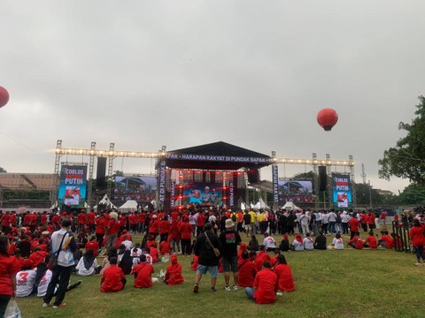 Suasana di dalam arena panggung Hajatan Rakyat Ganjar-Mahfud di Benteng Vastenburg, Solo mulai dipadati massa. Foto: Paulina Herasmaranindar/kumparan