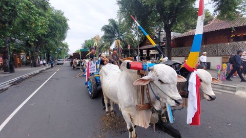 Massa Kirab Pesta Rakyat Ganjar-Mahfud mulai padati Kawasan Ngarsopuro, Solo, Jawa Tengah, Sabtu (10/2/2024). Foto: kumparan