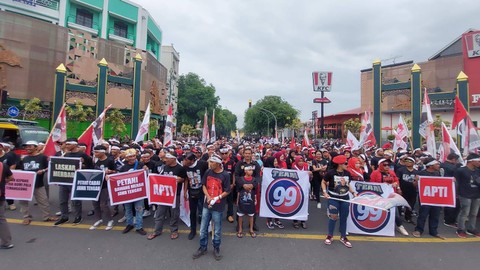 Massa Kirab Pesta Rakyat Ganjar-Mahfud mulai padati Kawasan Ngarsopuro, Solo, Jawa Tengah, Sabtu (10/2/2024). Foto: kumparan