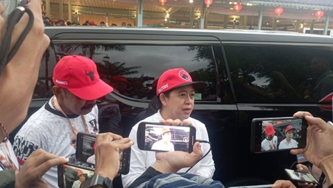 Ketua DPP PDIP, Puan Maharani mulai hadir di Ono Solo Cafe, Jalan Diponegoro, Kawasan Ngarsopuro, Solo, Jawa Tengah, Sabtu (10/2/2024). Foto: Fadlan Nuril Fahmi/kumparan