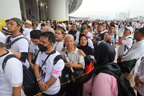 Peserta kampanye akbar berkebutuhan khusus dan anak mengantre di pintu khusus untuk masuk ke dalam Jakarta International Stadium (JIS) Sabtu (10/2/2024). Foto: Iqbal Firdaus/kumparan