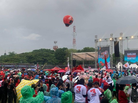Masa pendukung Ganjar-Mahfud tetap bertahan di Benteng Vastenburg, Solo meski hujan lebat. Foto: Paulina Herasmaranindar/kumparan