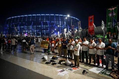 Sejumlah simpatisan capres-cawapres nomor urut 1 menunaikan salat subuh berjemaah sebelum kampanye akbar capres-cawapres nomor urut 1 Anies Baswedan dan Muhaimin Iskandar di Jakarta International Stadium (JIS), Jakarta, Sabtu (10/2/2024). Foto: Erlangga Bregas Prakoso/Antara Foto