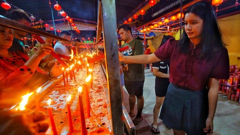 Aktivitas penyalaan lilin yang merupakan rangkaian sembahyang jelang peryaan imlek di wihara Dewi Kwan Im Palembang, Sabtu (10/2) Foto: ary priyanto/urban id