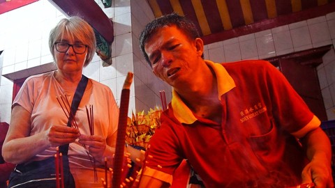 Seorang WNA asal Jerman yang juga turut melakukan sembahyang di wihara Dewi Kwan Im jelang perayaan imlek di Palembang, Sabtu (10/2) Foto: ary priyanto/urban id