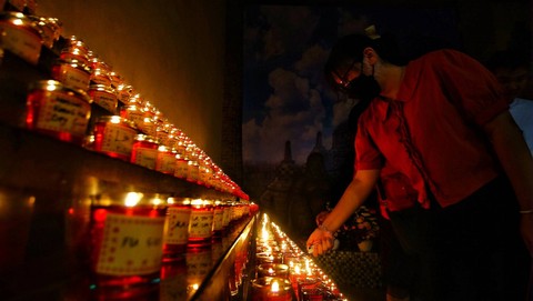 Kegiatan penyalaan lilin yang digelar dalam rangka perayaan imlek di wihara Dharmakirti Palembang, Sabtu (10/2) Foto: ary priyanto/urban id