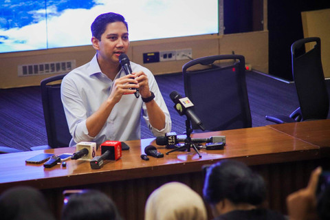 Ketua Tim Komunikasi Tim Kampanye Nasional (TKN) Prabowo Gibran, Budisatrio Djiwandono berbicara kepada wartawan pada konferensi pers sebelum acara Kampanye Akbar Paslon Prabowo-Gibran di GBK. Foto: Jamal Ramadhan/kumparan