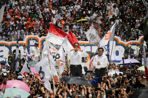 Paslon 01 Anies Baswedan dan Muhaimin Iskandar berpelukan di akhir acara Kampanye Akbar Anies Baswedan-Muhaimin Iskandar (AMIN) di Jakarta International Stadium (JIS), Jakarta, Sabtu (10/2/2024). Foto: Aditia Noviansyah/kumparan