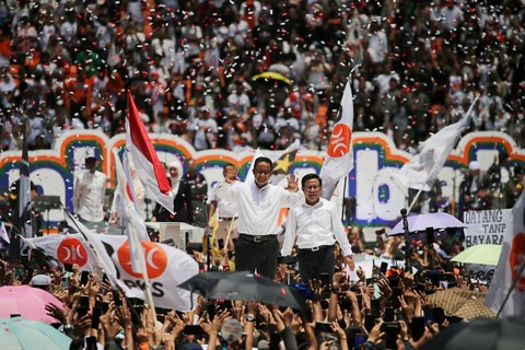 Paslon 01 Anies Baswedan dan Muhaimin Iskandar berorasi pada Kampanye Akbar Anies Baswedan-Muhaimin Iskandar (AMIN) di Jakarta International Stadium (JIS), Jakarta, Sabtu (10/2/2024). Foto: Aditia Noviansyah/kumparan