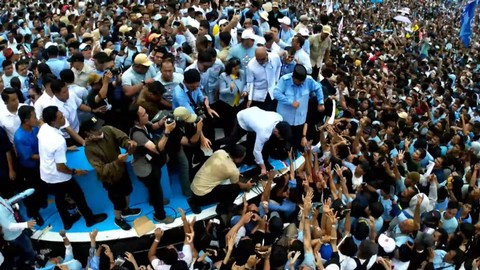Capres nomor urut 02 Prabowo Subianto joget saat kampanye akbar di Stadion Gelora Bung Karno, Jakarta, Sabtu (10/2/2024). Foto: Youtube/Waktunya Indonesia Maju