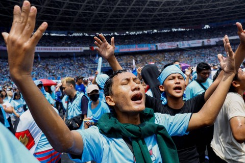 Massa menghadiri kampanye akbar Prabowo-Gibran di Stadion Gelora Bung Karno, Jakarta, Sabtu (10/2/2024). Foto: Kim Kyung-Hoon/REUTERS