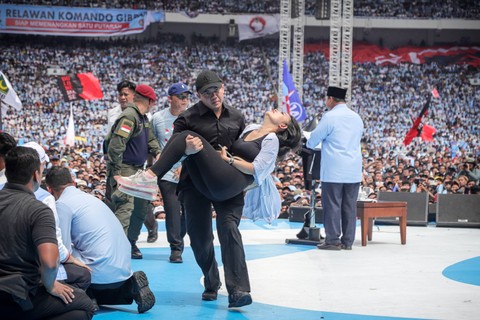 Mayor Teddy evakuasi pendukung paslon nomor urut 02 Prabowo Subianto dan Gibran Rakabuming Raka saat kampanye akbar Pesta Rakyat di kawasan Gelora Bung Karno, Jakarta, Sabtu (10/2/2024). Foto: Jamal Ramadhan/kumparan