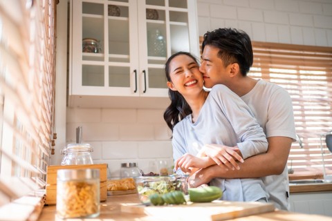 Ilustrasi suami istri berpelukan. Foto: Shutterstock