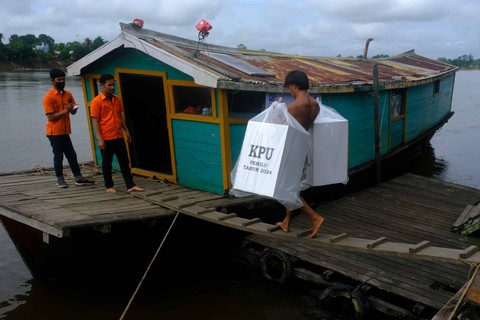 Pekerja membawa kotak suara Pemilu 2024 menuju kapal bandong di dermaga Putussibau, Kabupaten Kapuas Hulu, Sabtu (10/2/2024). Foto: Jessica Helena Wuysang/ANTARA FOTO