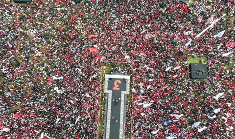 Foto udara simpatisan mengikuti kampanye akbar calon presiden dan calon wakil presiden nomor urut 3 Ganjar Pranowo dan Mahfud MD di Lapangan Pancasila Simpang Lima, Semarang, Jawa Tengah, Sabtu (10/2/2024). Foto: Makna Zaezar/ANTARA FOTO