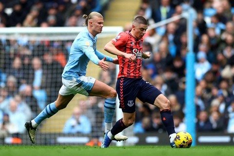 Pemain Manchester City Erling Haaland berebut bola dengan pemain Everton Vitaliy Mykolenko pada pertandingan Liga Inggris di Stadion Etihad, Manchester, Inggris, Sabtu (10/2/2024). Foto: Carl Recine/REUTERS