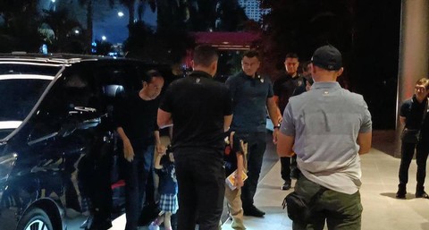 Presiden Joko Widodo mengantarkan anak Gibran Rakabuming Raka sekaligus cucunya, Jan Ethes dan La Lembah Manah ke Fairmont Hotel, Jakarta Pusat, Sabtu (10/2/2024). Foto: Zamachsyari/kumparan