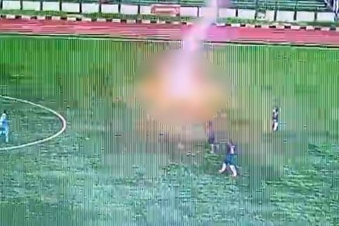 Pria di Bandung tersambar petir saat bermain bola di Stadion Siliwangi, Sabtu (10/2/2024). Foto: Dok. Istimewa