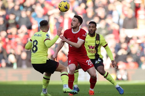 Pemain Liverpool Diogo Jota berebut bola dengan pemain Burnley Hannes Delcroix dan Josh Brownhill pada pertandingan Liga Inggris di Anfield, Liverpool, Inggris, Sabtu (10/2/2024). Foto: Phil Noble/REUTERS