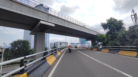 Flyover di Jalan Kapten Tendean, Jakarta Selatan sudah bersih dari alat peraga kampanye, Minggu (11/2/2024). Foto: Jonathan Devin/kumparan