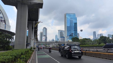 Jalan Gatot Subroto dan Flyover Mampang, Jakarta Selatan sudah bersih dari Alat Peraga Kampanye (APK), Minggu (11/2/2024). Foto: Jonathan Devin/kumparan
