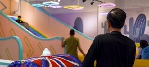 Presiden Jokowi menemani cucu-cucu bermain di mall Jakarta, Sabtu (10/2/2024). Foto: Instagram/@jokowi