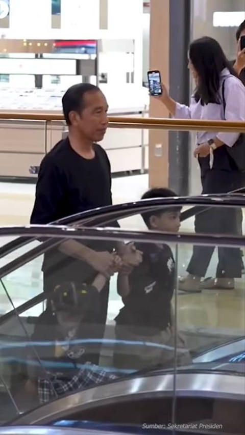 Presiden Jokowi menemani cucu-cucu bermain di mall Jakarta, Sabtu (10/2/2024). Foto: Instagram/@jokowi
