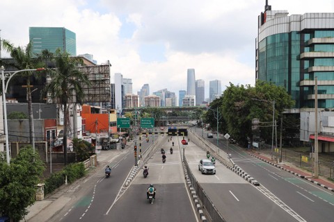 Jalan di Kawasan Mampang telah bersih dari Alat Peraga Kampanye pada Minggu (11/2/2024). Foto: Iqbal Firdaus/kumparan