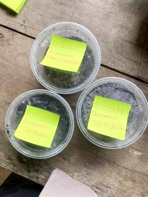 Kegiatan Sosialisasi Biochar Oleh Mahasiswa KKN Unila. | Foto: Ist