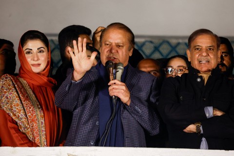 Mantan Perdana Menteri Pakistan Nawaz Sharif berbicara, diapit oleh putrinya dan politisi Maryam Nawaz Sharif dan saudara laki-lakinya dan mantan Perdana Menteri Shahbaz Sharif, di kantor partai Liga Muslim Pakistan. Foto: Navesh Chitrakar /Reuters