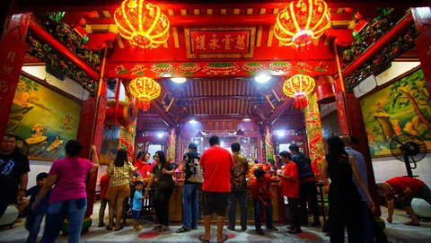 Sejumlah warga tiong hoa yang menggelar kegiatan sembahyang di Kelenteng Dewi Kwan Im di malam pergantian tahun baru imlek di Palembang, Minggu (11/2) Foto: ary priyanto/urban id