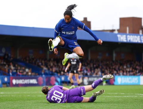 Mayra Ramirez dari Chelsea berusaha merebut bola dari pemain Crystal Palace di Kingsmeadow, London, Inggris, 11 Februari 2024. Foto: Reuters/Matthew Childs