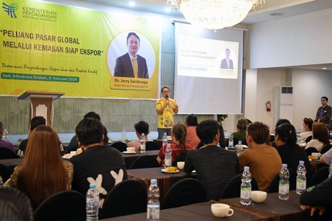 Wakil Menteri Perdagangan, Jerry Sambuaga menjadi pembicara pada Diseminasi Pengembangan Ekspor Jasa dan Produk Kreatif dengan tema “Peluang Pasar Global Melalui Kemasan Siap Ekspor” yang berlangsung di Amurang, Minahasa Selatan, Sulawesi Utara, Jumat (9 Feb). 