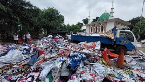 Alat peraga kampanye (APK) yang sudah dibersihkan petugas Satpol PP dan jajarannya, ditumpuk di Kantor Kecamatan Pasar Minggu, Jakarta Selatan, per Senin (12/2) pagi. Foto: Nabila Ulfa/kumparan