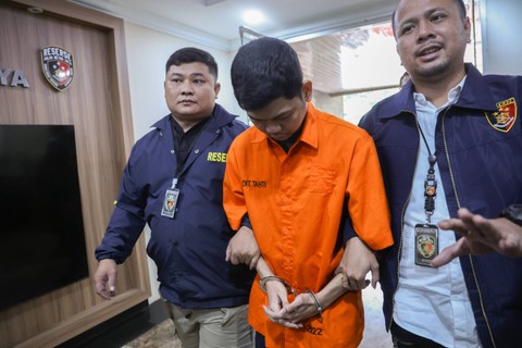 Polisi menghadirkan tersangka Yudha Arfandi terkait penengelaman Dante, anak Tamara Tyasmara di Polda Metro Jaya, Jakarta, Senin, (12/2/2024). Foto: Agus Apriyanto