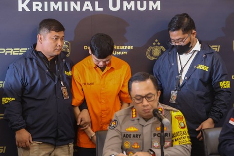 Polisi menghadirkan tersangka Yudha Arfandi terkait penengelaman Dante, anak Tamara Tyasmara di Polda Metro Jaya, Jakarta, Senin, (12/2/2024). Foto: Agus Apriyanto