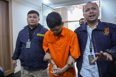 Polisi menghadirkan tersangka Yudha Arfandi terkait penengelaman Dante, anak Tamara Tyasmara di Polda Metro Jaya, Jakarta, Senin, (12/2/2024). Foto: Agus Apriyanto