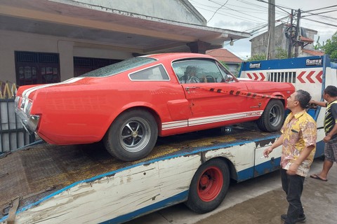 KPK menyita mobil Ford milik mantan Kepala Bea Cukai Makassar Andhi Pramono. Foto: KPK