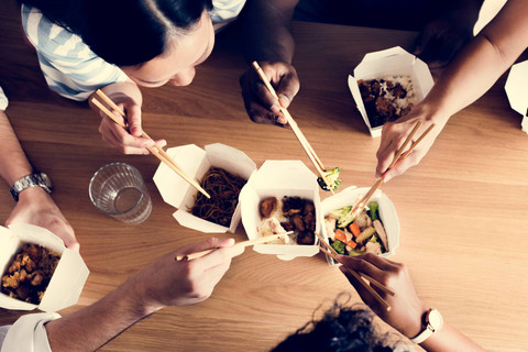 Ilustrasi makan bareng bestie. Foto: Rawpixel.com/Shutterstock