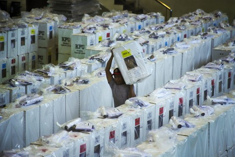 Petugas membawa logistik pemilu dari gudang logistik di GOR Bendungan Hilir, untuk didistribusikan ke pemukiman padat penduduk di kawasan Petamburan, Kecamatan Tanah Abang Jakarta Pusat, Selasa (13/2/2024). Foto: Jamal Ramadhan/kumparan