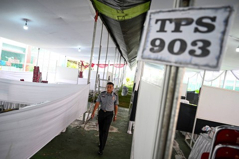 Seorang petugas berjalan di TPS lokasi khusus yang berada di Rutan Salemba, Jakarta, Selasa (13/2/2024). Foto: Erlangga Bregas Prakoso/ANTARA FOTO