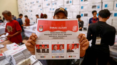 Pekerja menunjukkan pelipatan surat suara untuk Pilpres 2024 di gedung logistik Pemilu 2024 KPU Kota Tangerang Selatan di Serpong, Tangerang Selatan, Banten, Kamis (11/1/2024). Foto: Aditia Noviansyah/kumparan