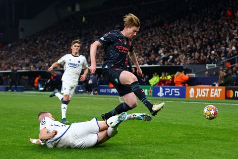Pemain Manchester City Kevin De Bruyne berusaha melewati pemain FC Copenhagen Denis Vavro pada pertandingan leg pertama Liga Champions di Parken Stadium, Kopenhagen, Denmark, Rabu (14/2/2024). Foto: Matthew Childs/REUTERS